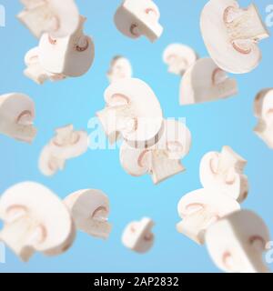 Flying frische Champignons in Scheiben geschnitten auf blauem Hintergrund isoliert Stockfoto