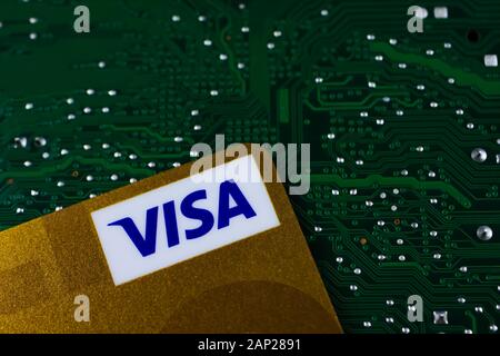 Viersen, Deutschland - Dezember 17. 2019: Internet und online payment Security Konzept: Goldene Visa Kreditkarte auf grün Computerplatine Stockfoto