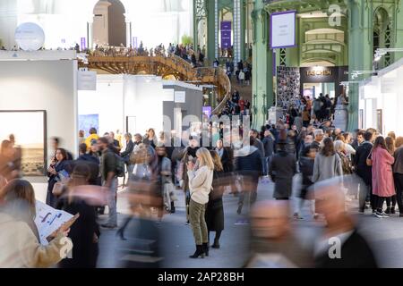 Mit IMessebesucher Galeriestände beim Pressebesuch der Fotokunstmesse PARIS FOTO' im Grand Palais. Paris, 10.11.2019 Stockfoto
