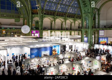 Mit IMessebesucher Galeriestände beim Pressebesuch der Fotokunstmesse PARIS FOTO' im Grand Palais. Paris, 10.11.2019 Stockfoto