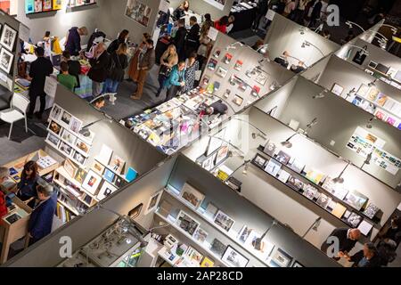 Mit IMessebesucher Galeriestände beim Pressebesuch der Fotokunstmesse PARIS FOTO' im Grand Palais. Paris, 10.11.2019 Stockfoto