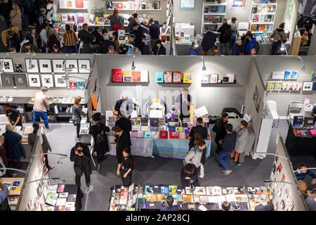 Mit IMessebesucher Galeriestände beim Pressebesuch der Fotokunstmesse PARIS FOTO' im Grand Palais. Paris, 10.11.2019 Stockfoto
