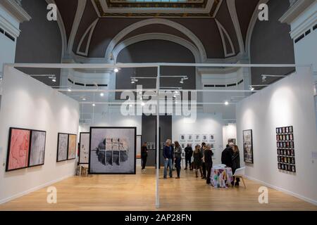 Mit IMessebesucher Galeriestände beim Pressebesuch der Fotokunstmesse PARIS FOTO' im Grand Palais. Paris, 10.11.2019 Stockfoto