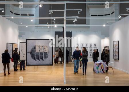 Mit IMessebesucher Galeriestände beim Pressebesuch der Fotokunstmesse PARIS FOTO' im Grand Palais. Paris, 10.11.2019 Stockfoto