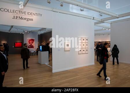 Mit IMessebesucher Galeriestände beim Pressebesuch der Fotokunstmesse PARIS FOTO' im Grand Palais. Paris, 10.11.2019 Stockfoto