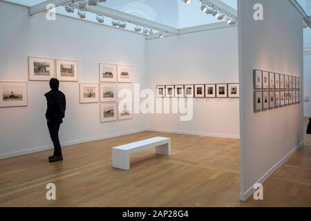 Mit IMessebesucher Galeriestände beim Pressebesuch der Fotokunstmesse PARIS FOTO' im Grand Palais. Paris, 10.11.2019 Stockfoto