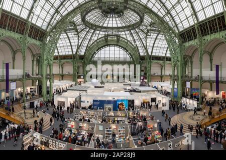 Mit IMessebesucher Galeriestände beim Pressebesuch der Fotokunstmesse PARIS FOTO' im Grand Palais. Paris, 10.11.2019 Stockfoto