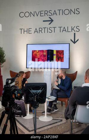 Der Künstler spricht beim Pressebesuch der Fotokunstmesse PARIS FOTO' im Grand Palais. Paris, 10.11.2019 Stockfoto