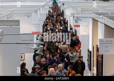 Mit IMessebesucher Galeriestände beim Pressebesuch der Fotokunstmesse PARIS FOTO' im Grand Palais. Paris, 10.11.2019 Stockfoto
