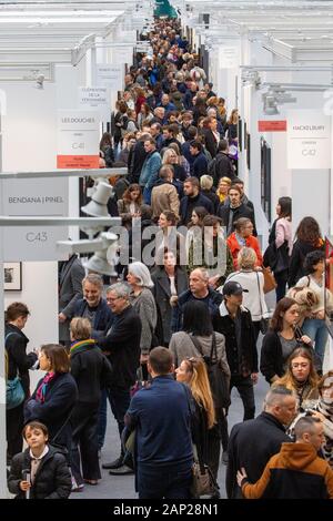 Mit IMessebesucher Galeriestände beim Pressebesuch der Fotokunstmesse PARIS FOTO' im Grand Palais. Paris, 10.11.2019 Stockfoto
