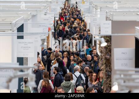 Mit IMessebesucher Galeriestände beim Pressebesuch der Fotokunstmesse PARIS FOTO' im Grand Palais. Paris, 10.11.2019 Stockfoto