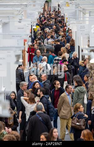 Mit IMessebesucher Galeriestände beim Pressebesuch der Fotokunstmesse PARIS FOTO' im Grand Palais. Paris, 10.11.2019 Stockfoto