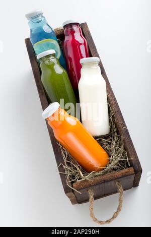 Sortiert aromatisiert Smoothies aus frischen Zutaten, die in Gläsern Stockfoto