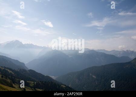 Der Col Rodella und Der Marmolada-Gletscher sind vom Friedrich-August-Pfad über dem Val di Fassa Doles in Südtirol Italien aus zu sehen Stockfoto