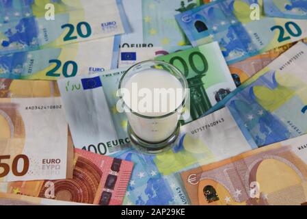 Milch Preis und landwirtschaftliche Produkte trend Konzept: kleines Glas Milch auf Euro Banknoten Stockfoto