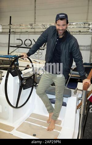 'Modelle mit dem Trimaran, dem Dragonfly 40 der dänischen Werft Quorning' beim Presserundgang auf der 51. Boot Düsseldorf - Bootsmesse und Wassersport Stockfoto