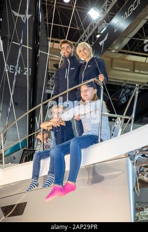 'Modelle mit dem Trimaran, dem Dragonfly 40 der dänischen Werft Quorning' beim Presserundgang auf der 51. Boot Düsseldorf - Bootsmesse und Wassersport Stockfoto