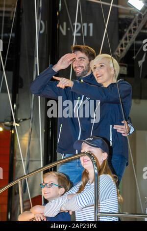 'Modelle mit dem Trimaran, dem Dragonfly 40 der dänischen Werft Quorning' beim Presserundgang auf der 51. Boot Düsseldorf - Bootsmesse und Wassersport Stockfoto