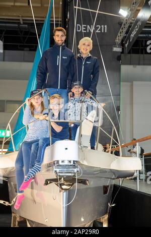 'Modelle mit dem Trimaran, dem Dragonfly 40 der dänischen Werft Quorning' beim Presserundgang auf der 51. Boot Düsseldorf - Bootsmesse und Wassersport Stockfoto