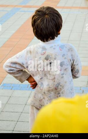 Obdachlose Junge in einem schmutzigen Pullover an einem Feiertag Stadt Tag in Tuapse 07/02/2011 Stockfoto