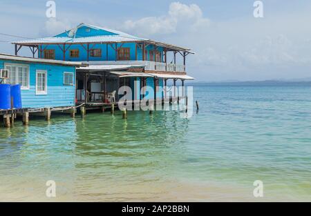 Karibik Häuser über dem Meer mit Holzterrasse auf Stelzen, Bocas del Toro, Panama Stockfoto