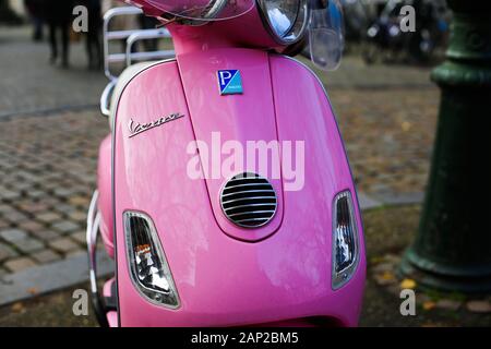 Maastricht, Niederlande - 30 November. 2019: Vorderansicht auf Retro rosa Vespa Roller auf Platz der Stadt geparkt Stockfoto