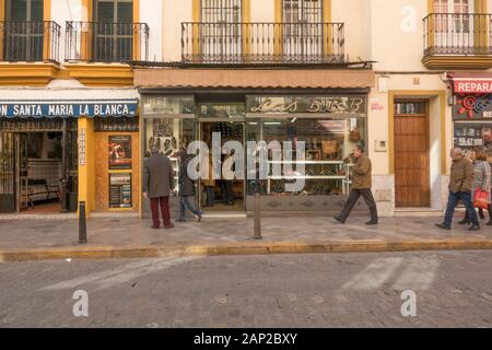 Kleiner Schuhladen, Geschäft im Stadtzentrum von Sevilla, Andalusien, Spanien. Stockfoto