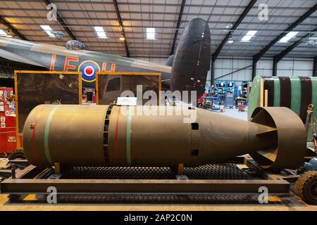 Zweite Weltkriegsbombe; Eine 8000-lb-Bombe, die von Lancaster-Bombern im 2. Weltkrieg im Lincoln Aviation Heritage Center in East Kirkby Lincoln, Großbritannien, getragen wurde Stockfoto