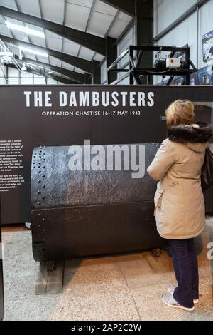 Besucher, die eine Prellende Bombe betrachten, die beim überfall auf Dambusters, WW2, verwendet wird - das Museum des Lincoln shire Aviation Heritage Centers, East Kirkby Lincoln, Großbritannien Stockfoto