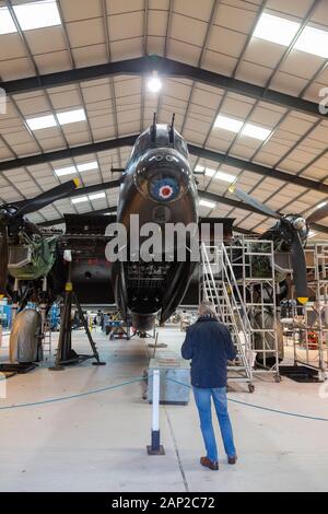 Inneneinrichtung des "Lincoln Aviation Heritage Centre" mit dem Lancaster Bomber "Just Jane", einem Flugzeug Aus Dem Zweiten Weltkrieg im Museum, East Kirkby Lincoln Stockfoto