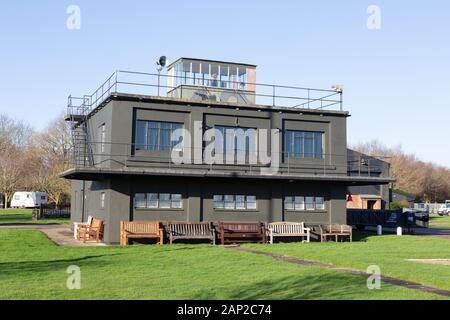 Der Zweite Weltkrieg RAF East Kirkby Airfield Control Tower Exterieur, Lincoln shire Aviation Heritage Centre Museum, East Kirkby, Lincoln, UK Stockfoto