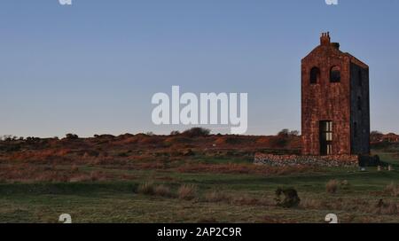 Winter sunset empty Cornish mine engine-house on Bodmin Moor Stockfoto