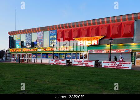 Skegness Pier - Vergnügungsparkaden, Bowling mit zehn Pins und Kasino in der Dämmerung, Skegness Pier, Skegness, Lincoln UK Stockfoto