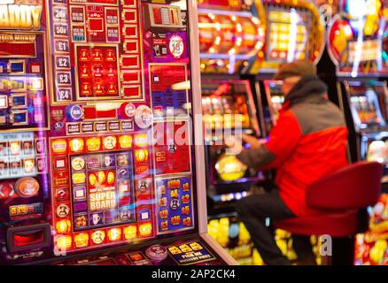 Glücksspiel Großbritannien - ein Mann, der Spielautomaten in einem Casino spielt, Beispiel eines Spielebensildes; Skegness Lincoln, England, Großbritannien Stockfoto