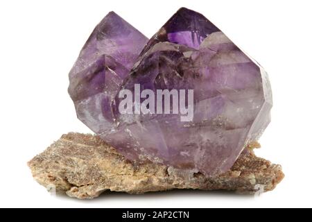 Amethyst aus Kasachstan auf weißem Hintergrund Stockfoto
