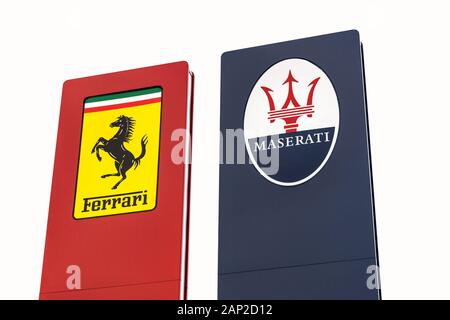 Prag, tschechische Republik - 23 Dezember 2018: Maserati und Ferrari N. V. italienische Luxus Sportwagen Hersteller Firma Logo vor der Händlerniederlassung bauen Stockfoto