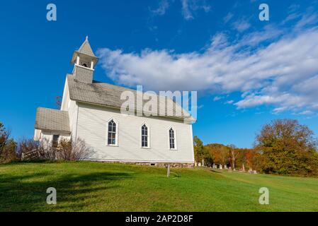 Weitwinkelaufnahme der Knox Church Kristall fällt, während ein herbstnachmittag, Arundel, Quebec, Kanada Stockfoto