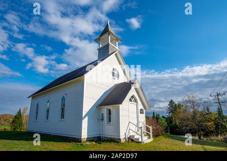 Weitwinkelaufnahme der Knox Church Kristall fällt, während ein herbstnachmittag, Arundel, Quebec, Kanada Stockfoto