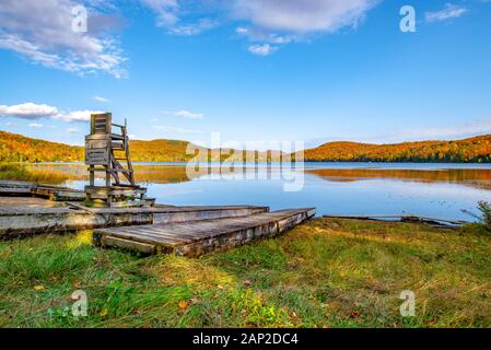 Lifeguard Chair auf Maskinonge See in der Nähe von Mont Tremblant, auf einen Fall am Nachmittag, Quebec, Kanada Stockfoto