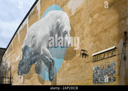 "The Black Machine" (2015) Wandbild des Duos der Schweizer Künstler Nevercrew, das einen Eisbären mit öligen Pfoten, San Salvario, Turin, Piemont, Italien darstellt Stockfoto