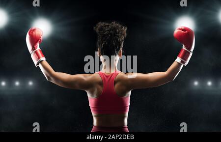 Rückseitige Ansicht des schwarzen Frau boxer Meister feiern gewinnen Stockfoto