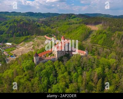 Luftaufnahme der mährischen Burg Pernstejn, die auf einem Hügel über den tiefen Wäldern der böhmisch-mährischen Höhe in Tschechien steht Stockfoto