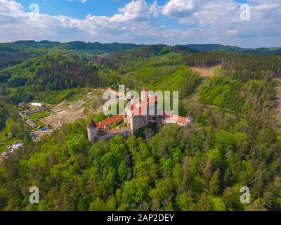 Luftaufnahme der mährischen Burg Pernstejn, die auf einem Hügel über den tiefen Wäldern der böhmisch-mährischen Höhe in Tschechien steht Stockfoto