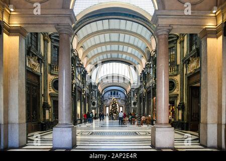 Galleria San Federico, Einkaufsgalerie im historischen Zentrum von Turin, mit einem Weihnachtsbaum und Menschen zu Fuß im Dezember, Piemont, Italien Stockfoto