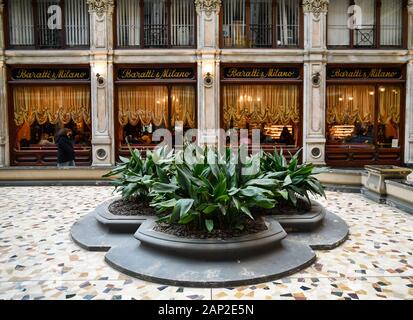 Außenansicht der historischen Caffè Baratti & Milano, seit 1875 im Inneren der Galleria Subalpina Einkaufsgalerie, Turin, Piemont, Italien eröffnet Stockfoto