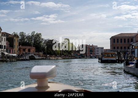 Blick von der Fähre im Herzen von Venedig Italien Europa. Mit der Fähre durch die Stadt Venedig. Stockfoto