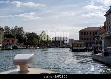 Blick von der Fähre im Herzen von Venedig Italien Europa. Mit der Fähre durch die Stadt Venedig. Stockfoto