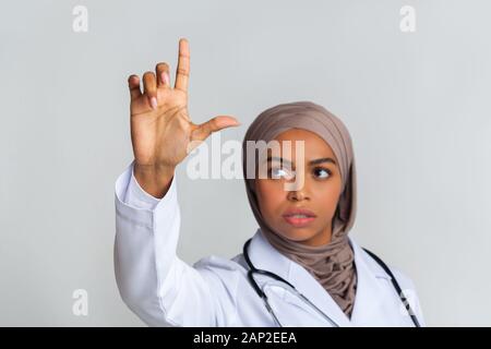 Ärztin Holding unsichtbare Spritze mit Impfstoff oder Pack mit Medizin Stockfoto