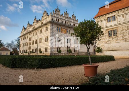 Anzeigen von Litomysl Castle, eine der größten Renaissance Burgen und Schlösser in der Tschechischen Republik. UNESCO-Weltkulturerbe. Sonnige wethe wit wenigen Wolken im Stockfoto