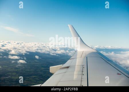Flugzeugflügel im Flug, Blick von einem Flugzeugfenster auf einem Flybe-Flug aus Southampton, England, Großbritannien Stockfoto